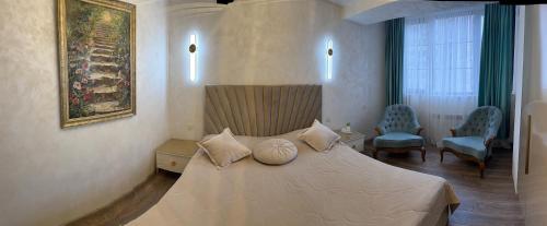 una camera da letto con un letto con due cuscini sopra di Avan House a Yerevan