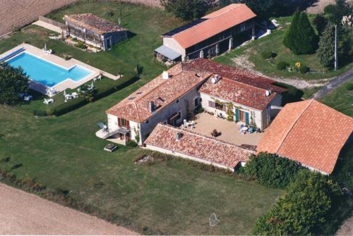 an aerial view of a house with a swimming pool at Au Charme Charentais Gite geel in Blanzaguet-Saint-Cybard-le-Peyrat
