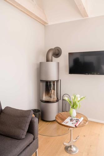 a living room with a couch and a fireplace at Ferienhaus Brückenblick 12 a in Fehmarnsund