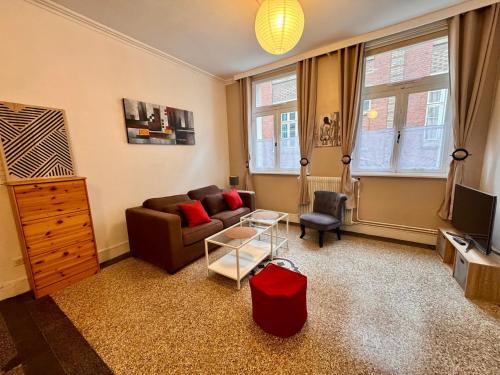 a living room with a couch and a tv at L'entre 2 places, Apt 42 m² hyper centre Arras in Arras