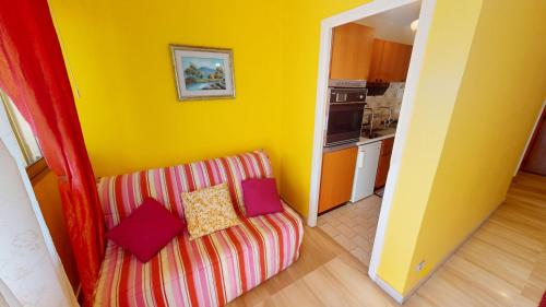 11E - Studio vue mer latérale dans un résidence avec piscine
