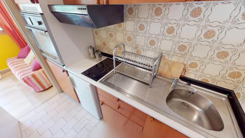 11E - Studio vue mer latérale dans un résidence avec piscine