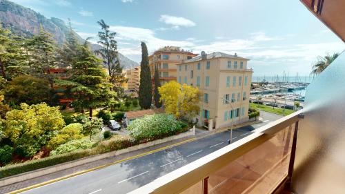 11E - Studio vue mer latérale dans un résidence avec piscine