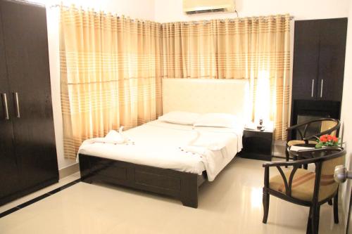 Tempat tidur dalam kamar di Aristocrat Inn