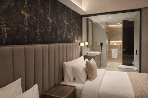 a hotel room with a bed and a bathroom at Colombo International Airport Hotel in Katunayaka