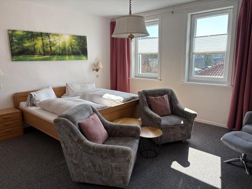 a living room with a couch and two chairs at Glück Auf in Goslar
