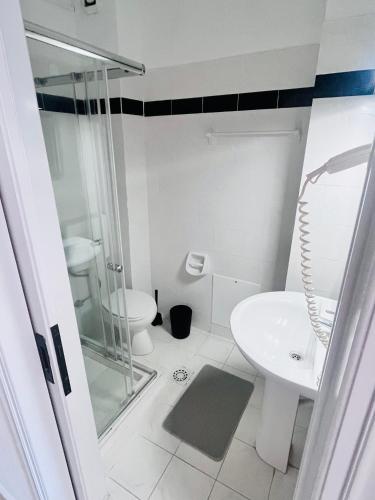 ein Badezimmer mit Dusche, Toilette und Waschbecken in der Unterkunft Nostos Mare in Preveza