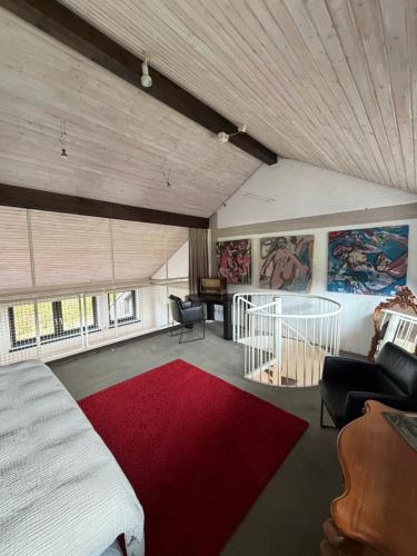 ein Schlafzimmer mit einem Bett und einem roten Teppich in der Unterkunft Lenne Studio in Lennestadt