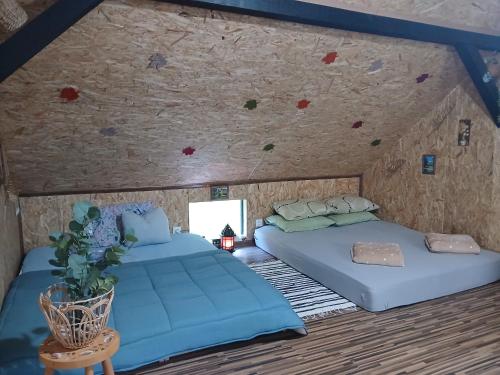 zwei Betten in einem Zimmer mit einer Felswand in der Unterkunft Max in Bihać