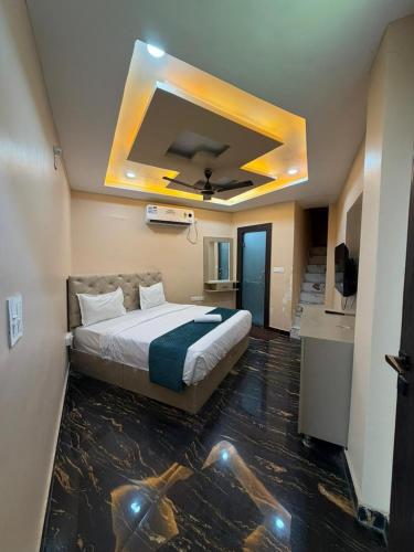 a bedroom with a large bed with a ceiling at Hotel Tapovan Hills in Rishīkesh