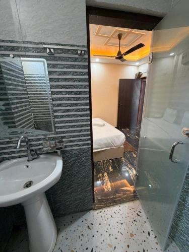 a bathroom with a sink and a toilet and a shower at Hotel Tapovan Hills in Rishīkesh