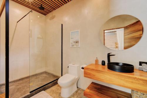 a bathroom with a toilet and a shower at Private Jungle House No1Calalu with AC, Pool & EV in Talamanca