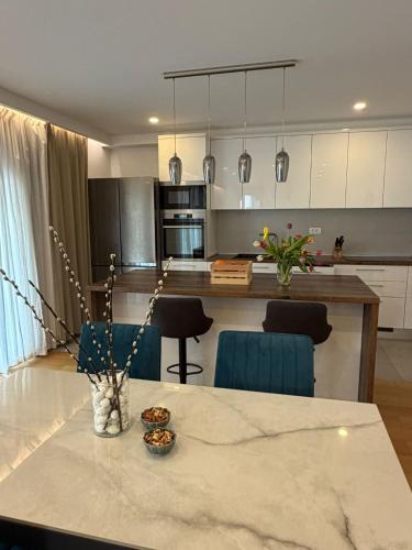 Luxury 2 Bedroom Apartment with Sea View