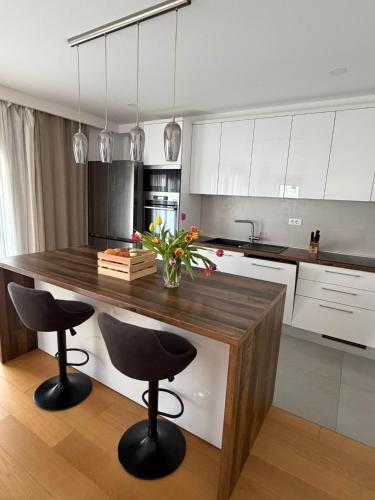 Luxury 2 Bedroom Apartment with Sea View