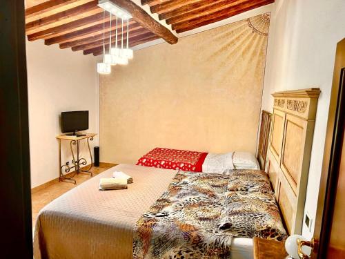 a bedroom with a large bed in a room at Casa del Sole in Gambassi Terme