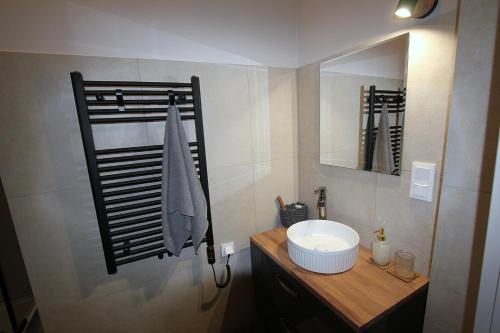 a bathroom with a sink and a mirror at Izba Kupiecka in Bystrzyca Kłodzka