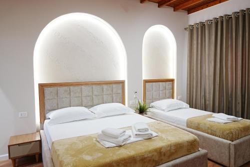 Una cama o camas en una habitación de Arial Trinity Suites