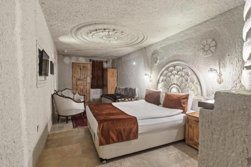 a bedroom with a large bed in a room at Tatlı Kaya Cave Otel in Ürgüp