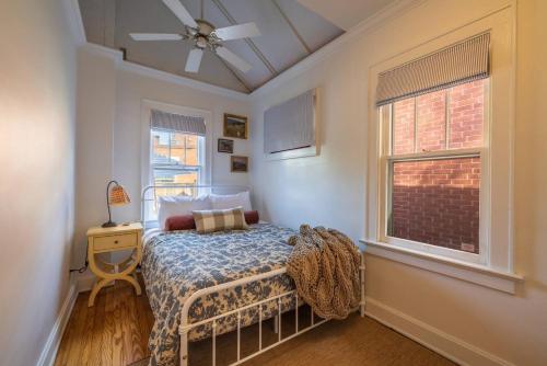 a bedroom with a bed and a window at Walkable Designer Cottage In GV in Columbus