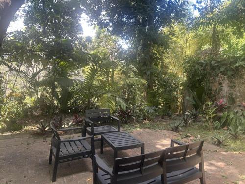 three benches and a table in a park at Quinta Pompella in San Salvador