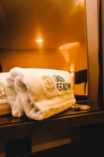 a pile of towels sitting on a shelf in a bathroom at Hotel Green Gold in Bucaramanga