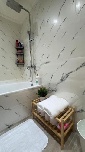 a bathroom with a tub and a toilet and a sink at Charme appartement in Mohammedia