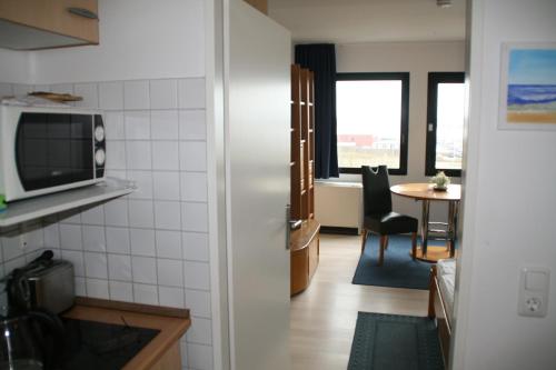 a small room with a kitchen and a table at FW Knütel Nr 57 in Burgtiefe auf Fehmarn 