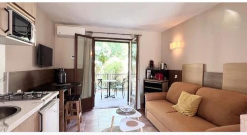 a living room with a couch and a kitchen at Studio N 02 Stalla Sischese in Sisco