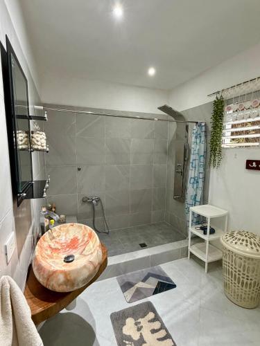 ein Badezimmer mit großer Dusche und einem großen Holztisch in der Unterkunft Meridiana in Las Terrenas