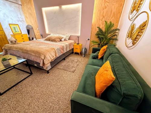 a bedroom with a bed and a couch at Hermoso Apartamento equipado in Puerto Barrios