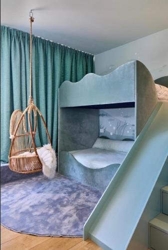 a room with a bed and a swing at כוכב קיסר in Caesarea