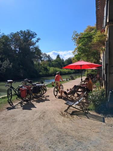 Cabane au bord du Canal du Midi
