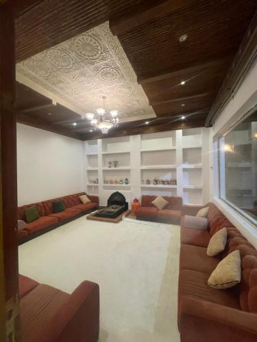 a large living room with couches and a window at شقه مفروشه in Hail