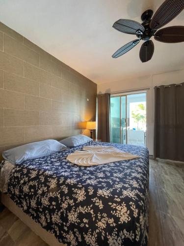 a bedroom with a bed with a ceiling fan at Playa Arena in Progreso