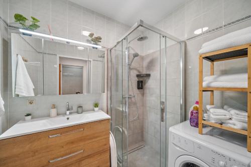 Cozy Apartment near Airport & City Center with Private Garden