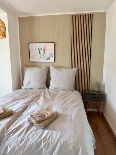 a bedroom with a bed with two towels on it at Glacis Apartments I - Sonnenterasse & kostenlose Parkplätze in Minden