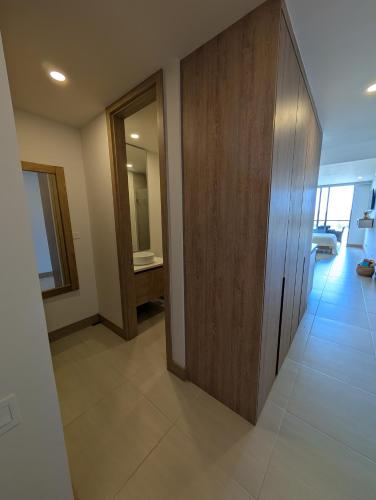 a hallway with a wooden cabinet in a house at Manzanillo Loft Morros EOS in Cartagena de Indias