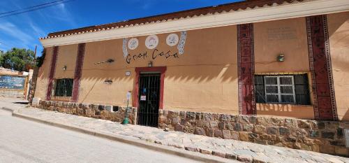 a building with graffiti on the side of it at Gran Casa Hostel&Camping in Tilcara