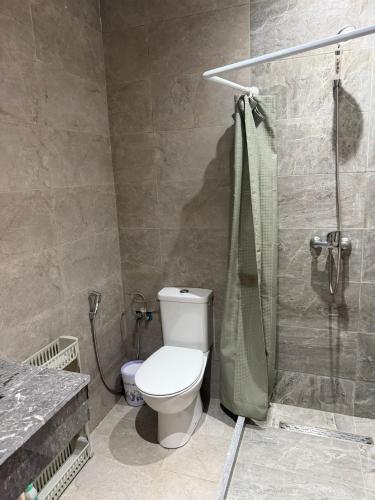 a bathroom with a toilet and a shower at résidence avec piscine wifi et parking gratuit in Bouskoura
