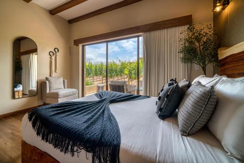 ein Schlafzimmer mit einem großen Bett und einem großen Fenster in der Unterkunft Emmalu Hotel Boutique in San Marcos