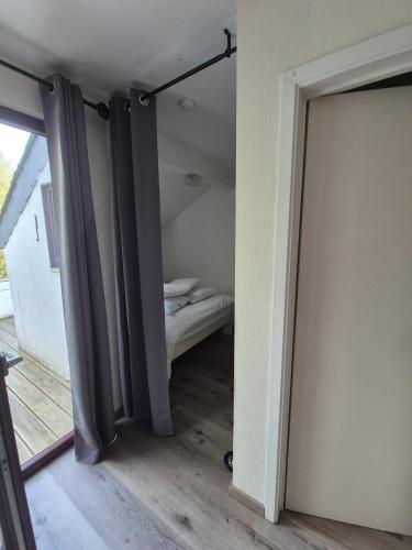 a room with a door leading to a bedroom at Appartement confortable Dog friendly in Membre