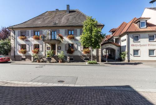 un edificio al lado de una calle en Hotel Löwen Garni en Oberrimsingen