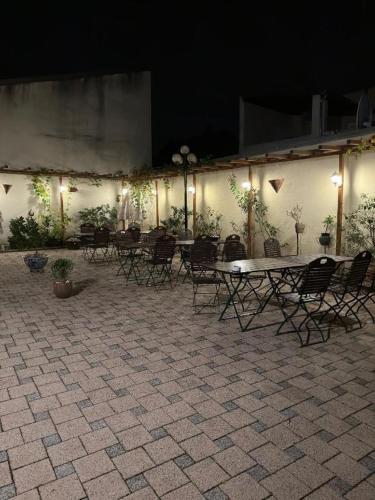 a patio with a table and chairs at night at Wohngemeinschaft mit Privatzimmern in Niederdorla