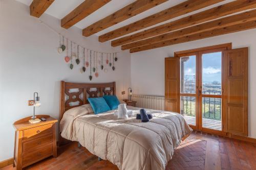 a bedroom with a large bed and a large window at Punta Me Mansion De Gallegos in Gallegos