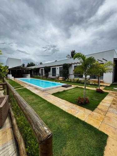 a yard with a swimming pool in a house at Francisco Jonas de Oliveira in Itapipoca
