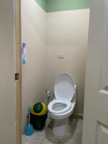 a bathroom with a toilet and a trash can at Yek Hostels in Santa Ana
