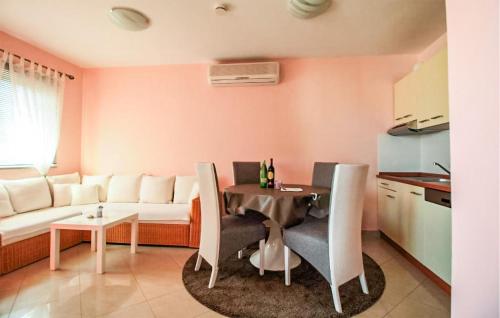 1 Bedroom Gorgeous Apartment In Makarska