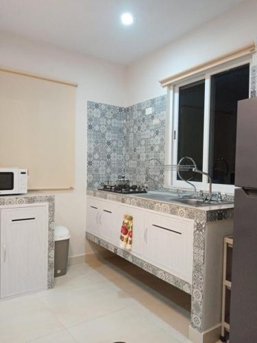a kitchen with a sink and a stove at Hermoso apartamento nuevo in Isla Mujeres