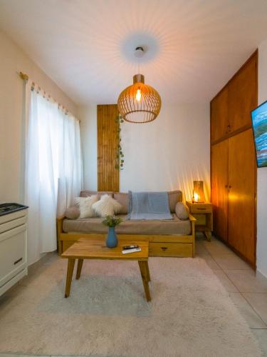 a living room with a couch and a table at Aloha Nelly - Departamento de alquiler por día in Trelew