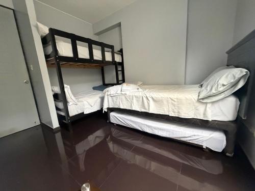 a room with two bunk beds in a room at Miraflores Alcanfores in Lima